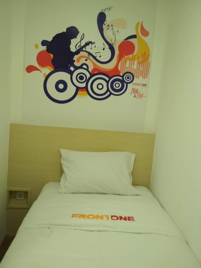 Djo Front One Inn Бенгкулу Экстерьер фото