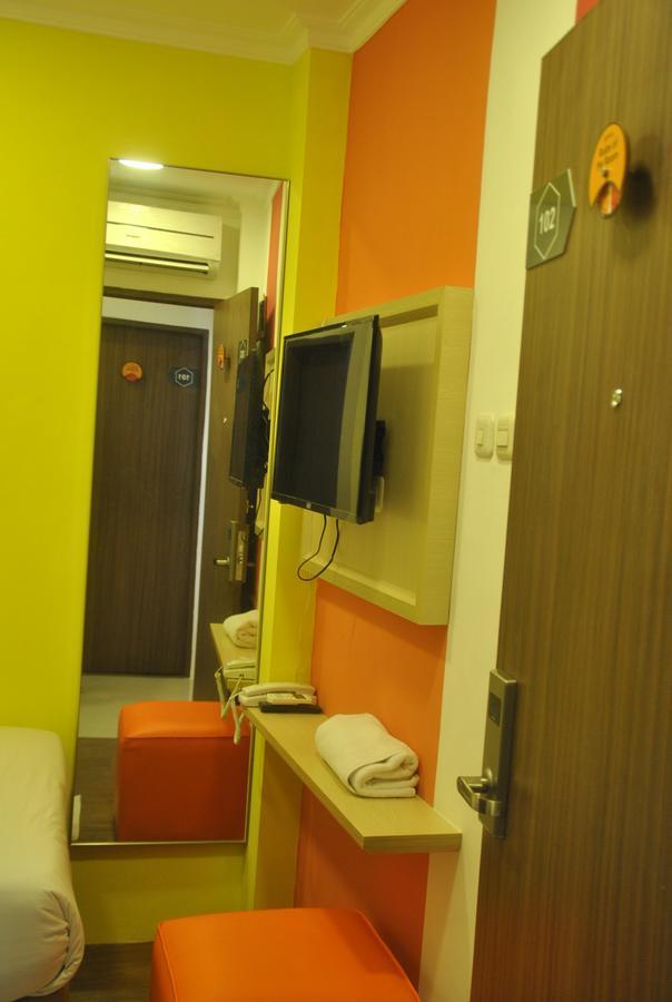 Djo Front One Inn Бенгкулу Экстерьер фото